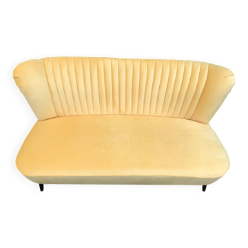 Fauteuil de club en velours jaune, années 1950-60, cadre et pieds en hêtre massif.