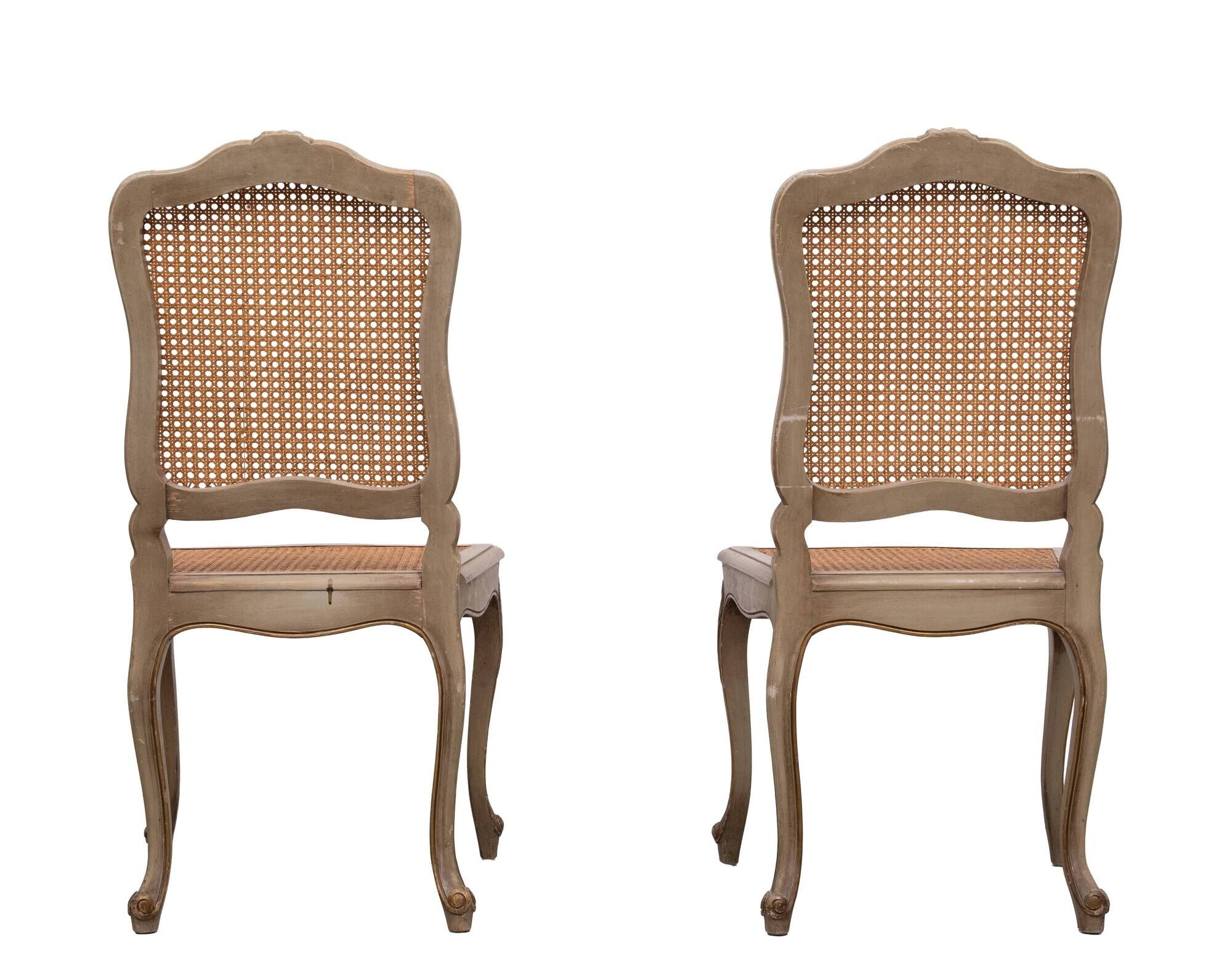 Paire de chaises d'appoint en canne de style Louis XV peintes en or et vert.