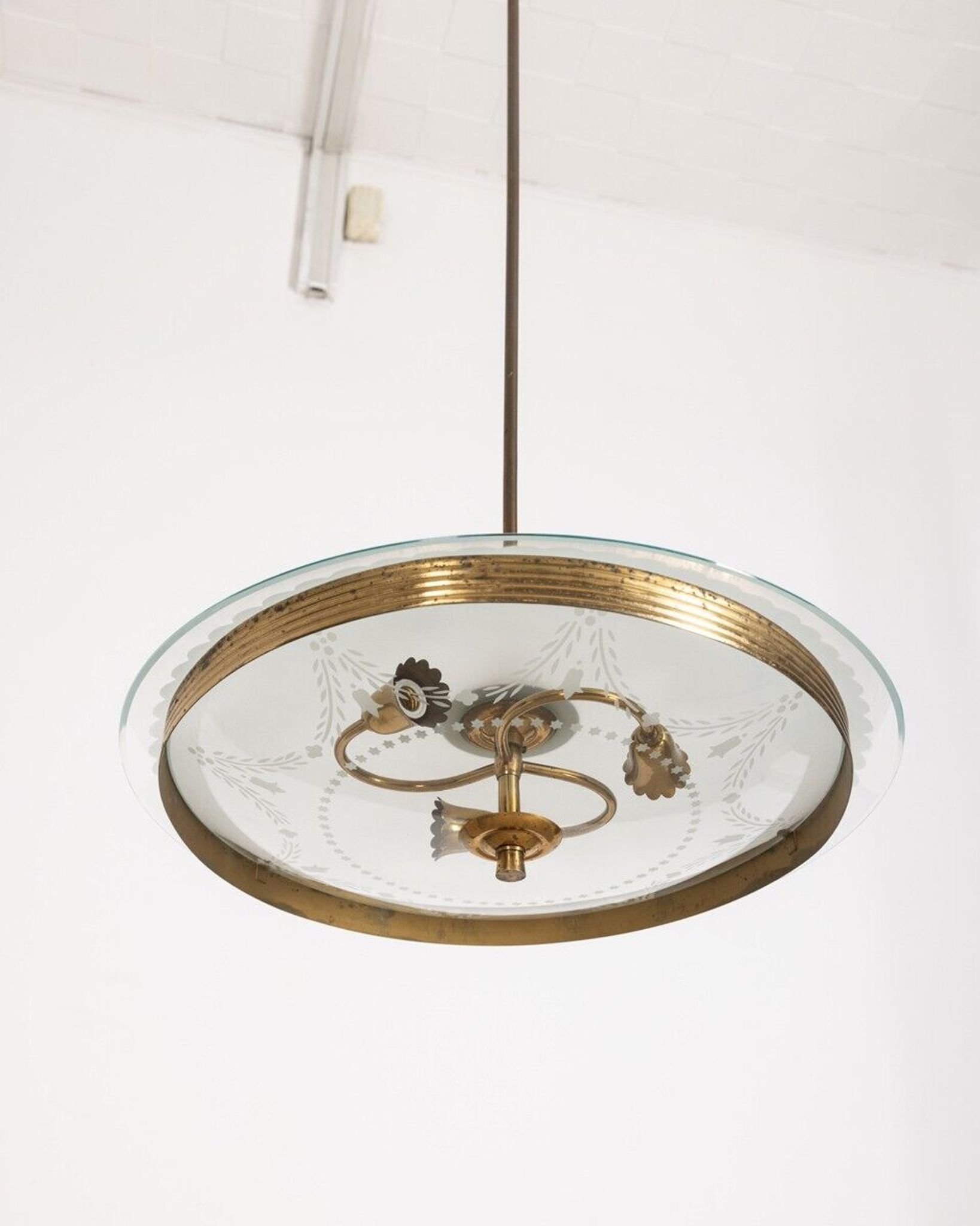 Lustre vintage des années 50 en verre et laiton design italien