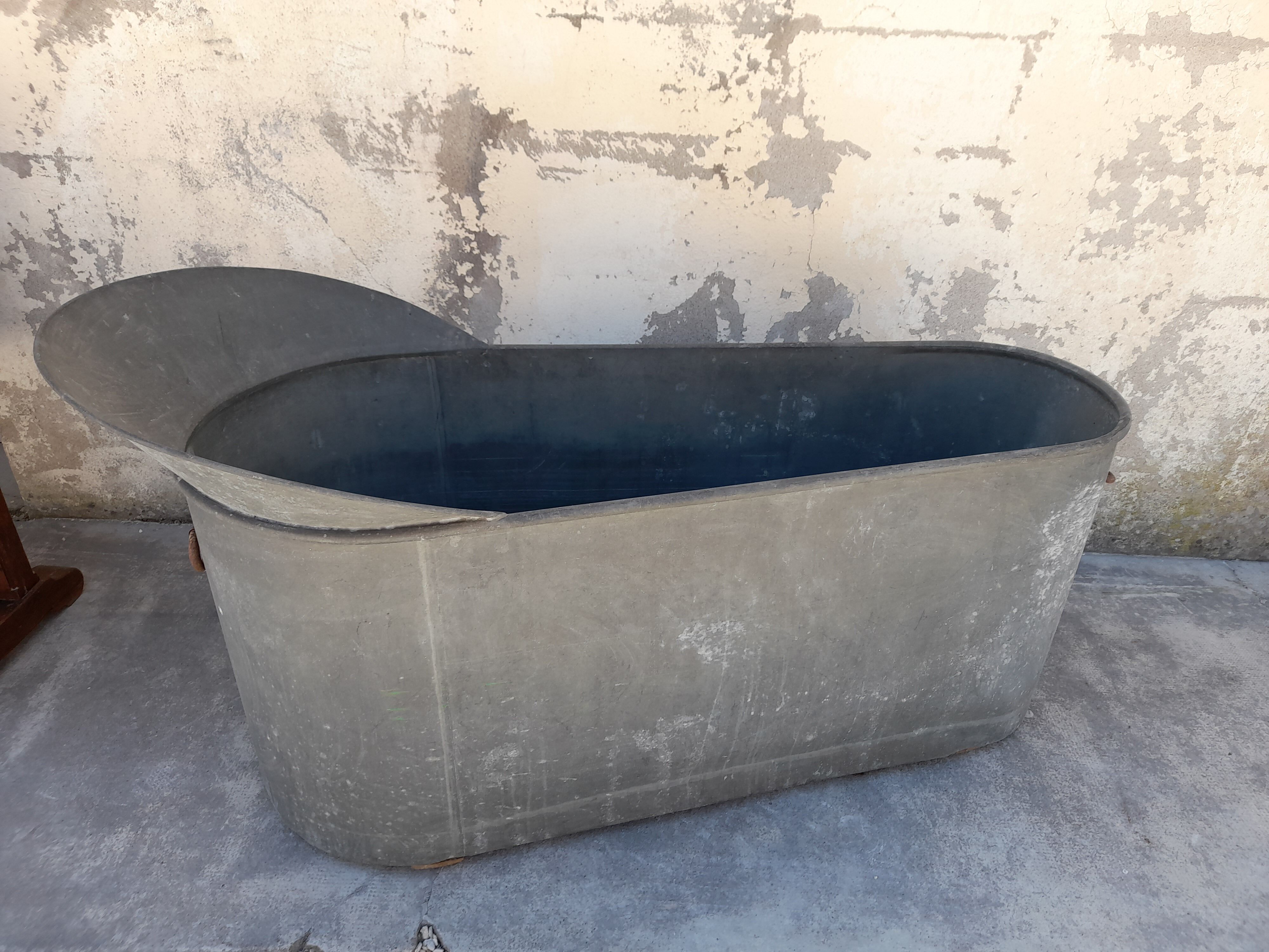 Ancient zinc bathtub 1900 -1m40