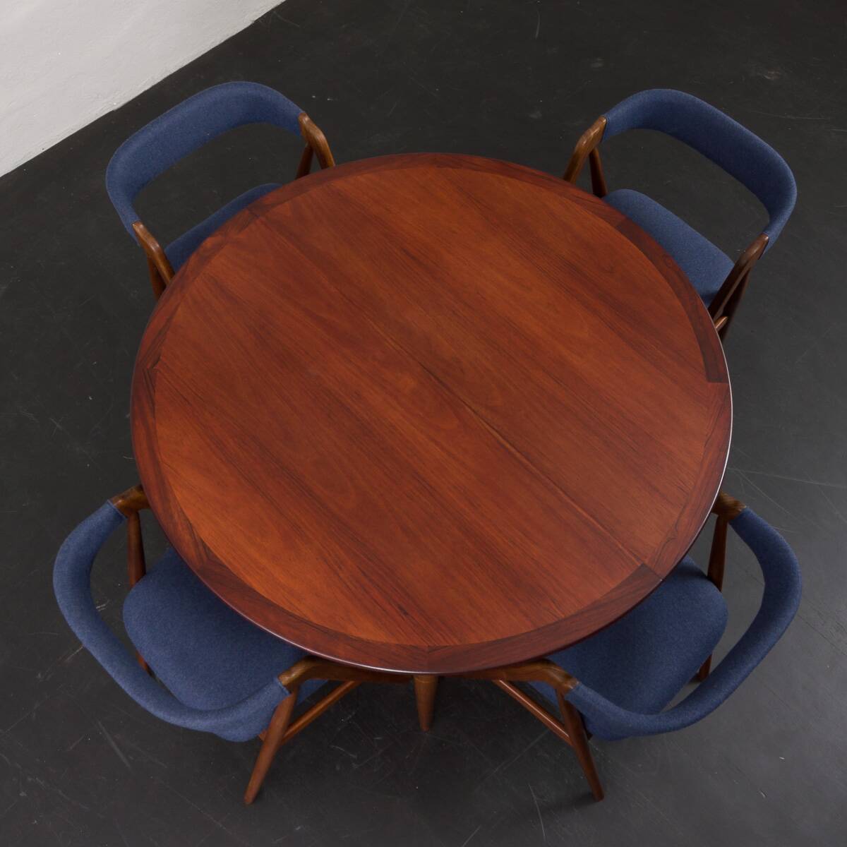 Circular dining table in rosewood, model 'PJ 2-5' by Grete Jalk