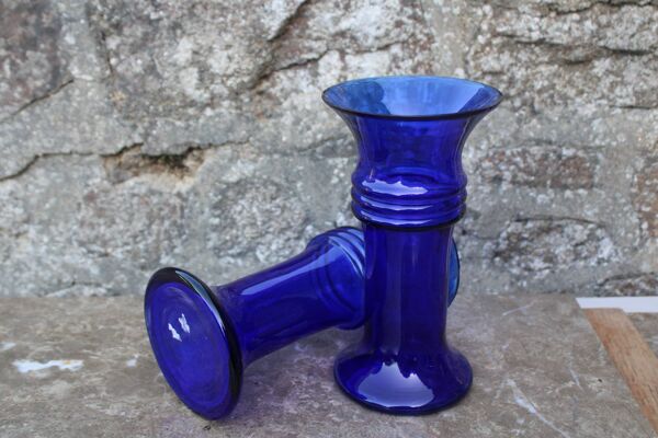 Paire de vases Holmegaard bleu cobalt – design scandinave – Michael Bang