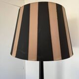 Lampadaire vintage en bois patiné noir et abat-jour rayé