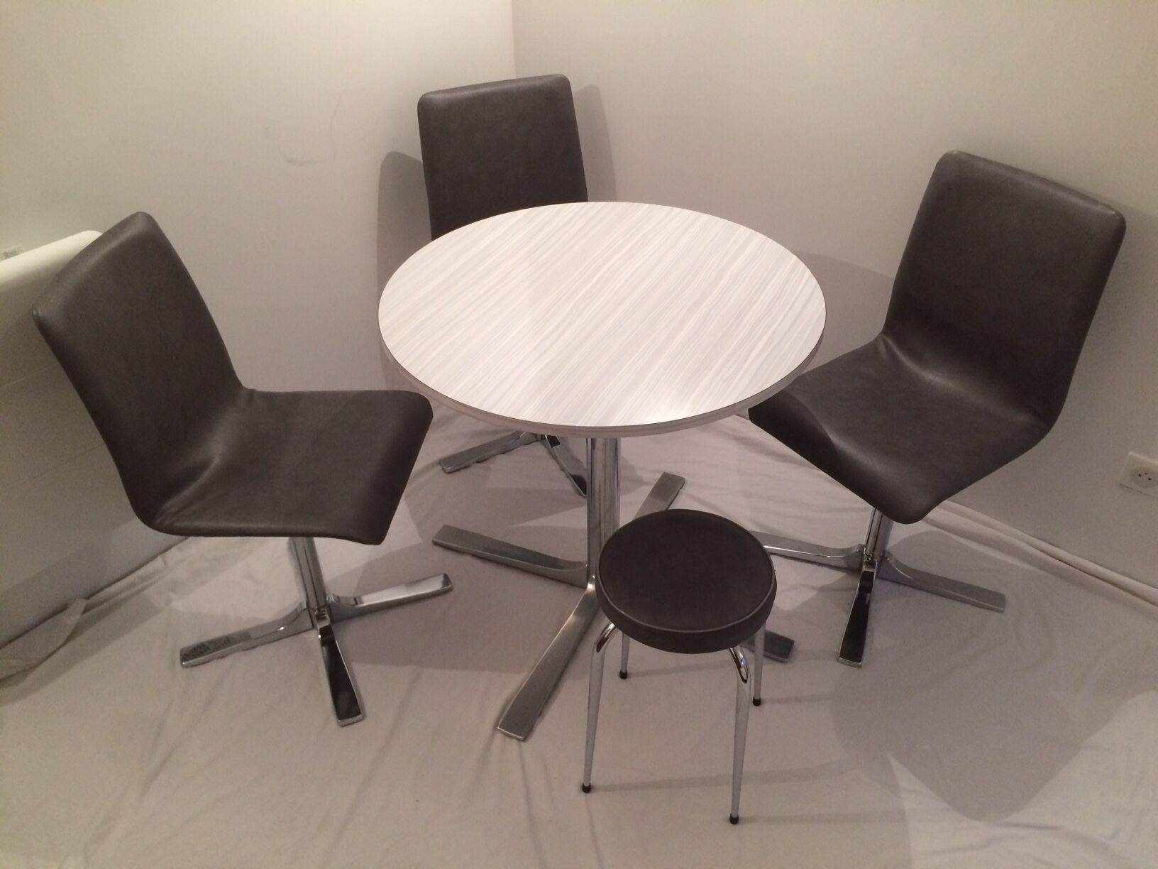 Table in white Formica, 3 chairs and 1 stool in gray leatherette
