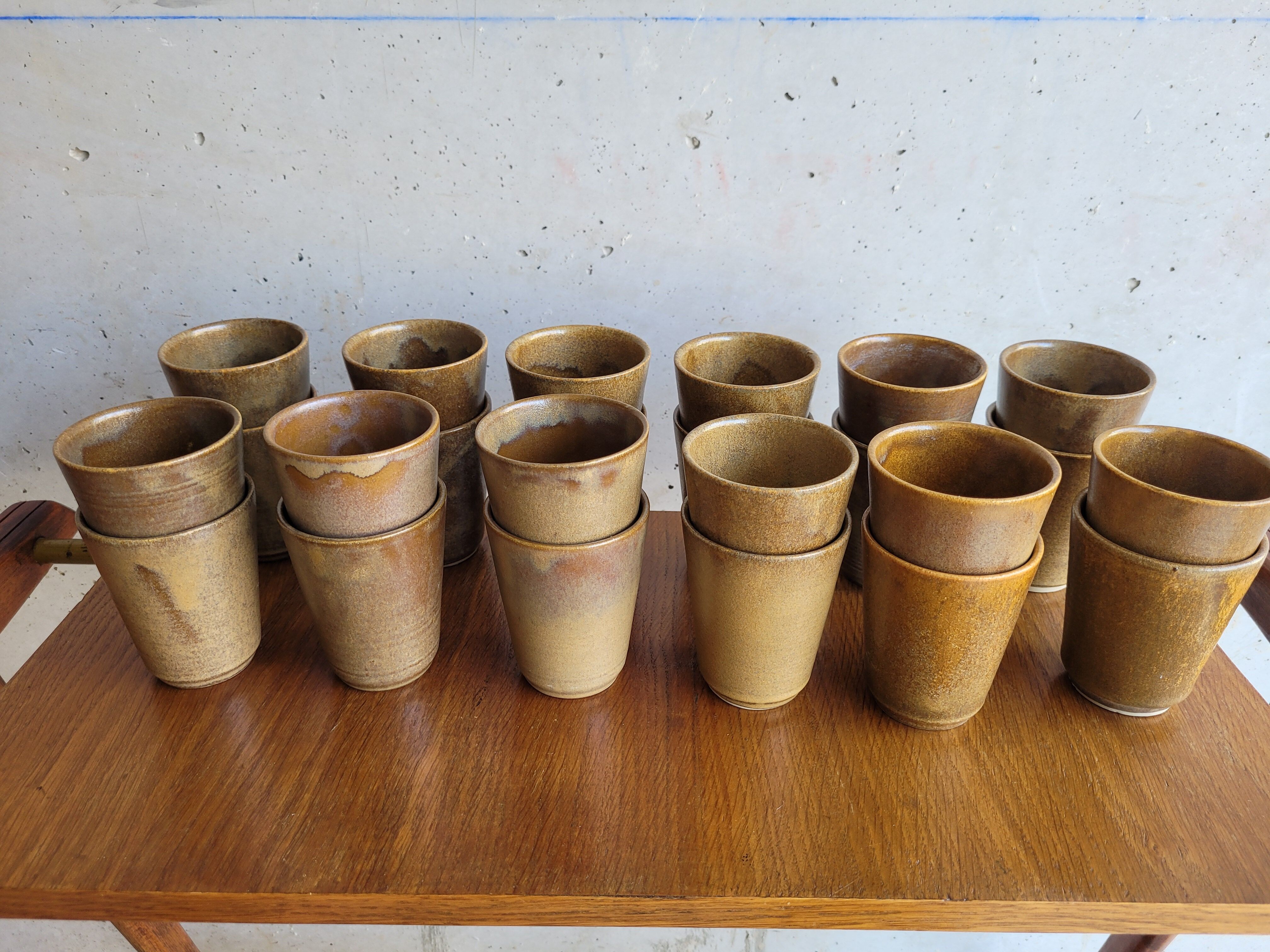 24 verres en grès marron vintage