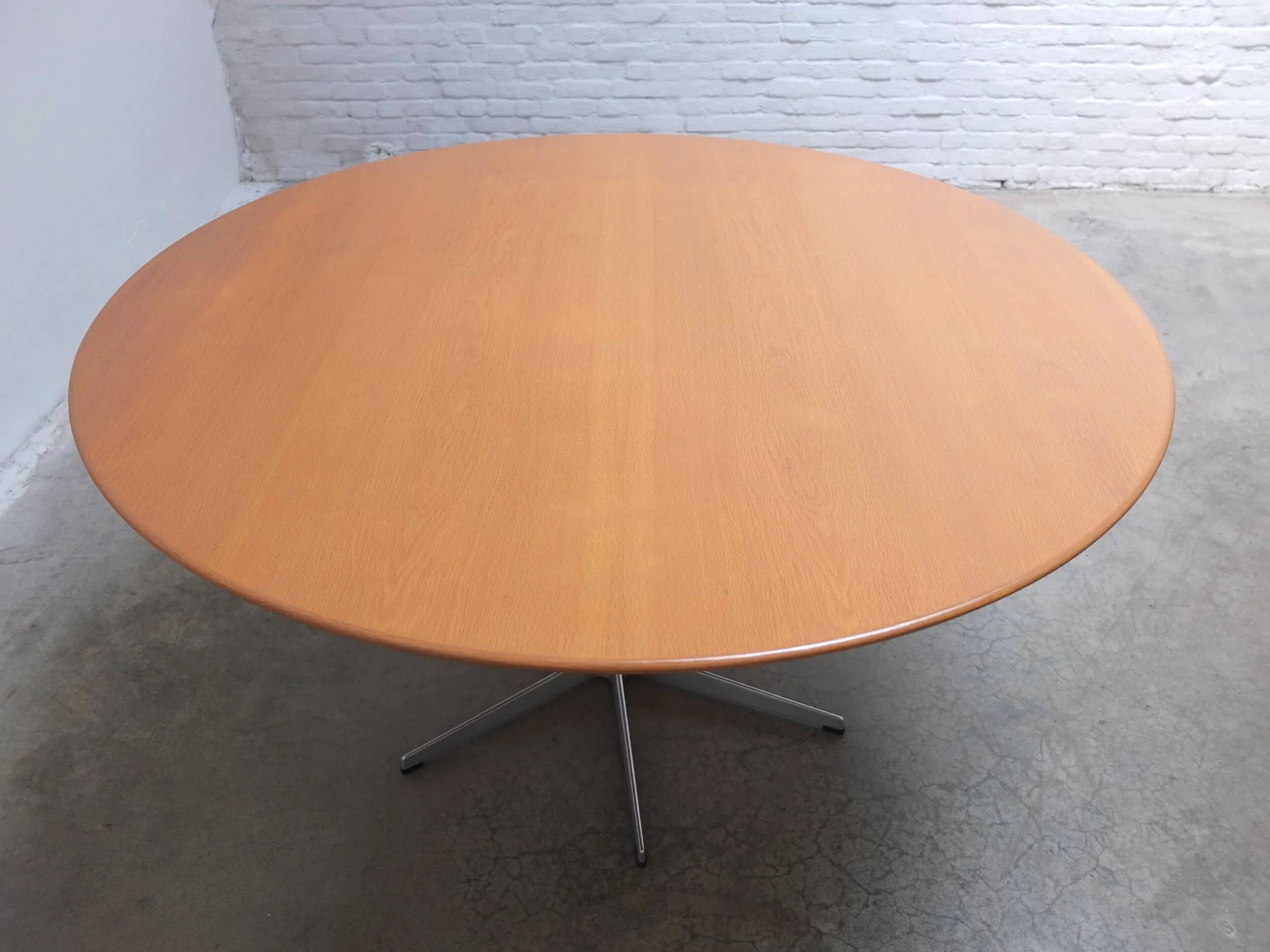 Large 'circular' oak dining table by Arne Jacobsen for Fritz Hansen, 1966
