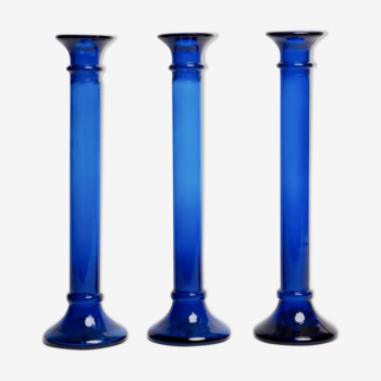 Trois chandeliers bleu cobalt