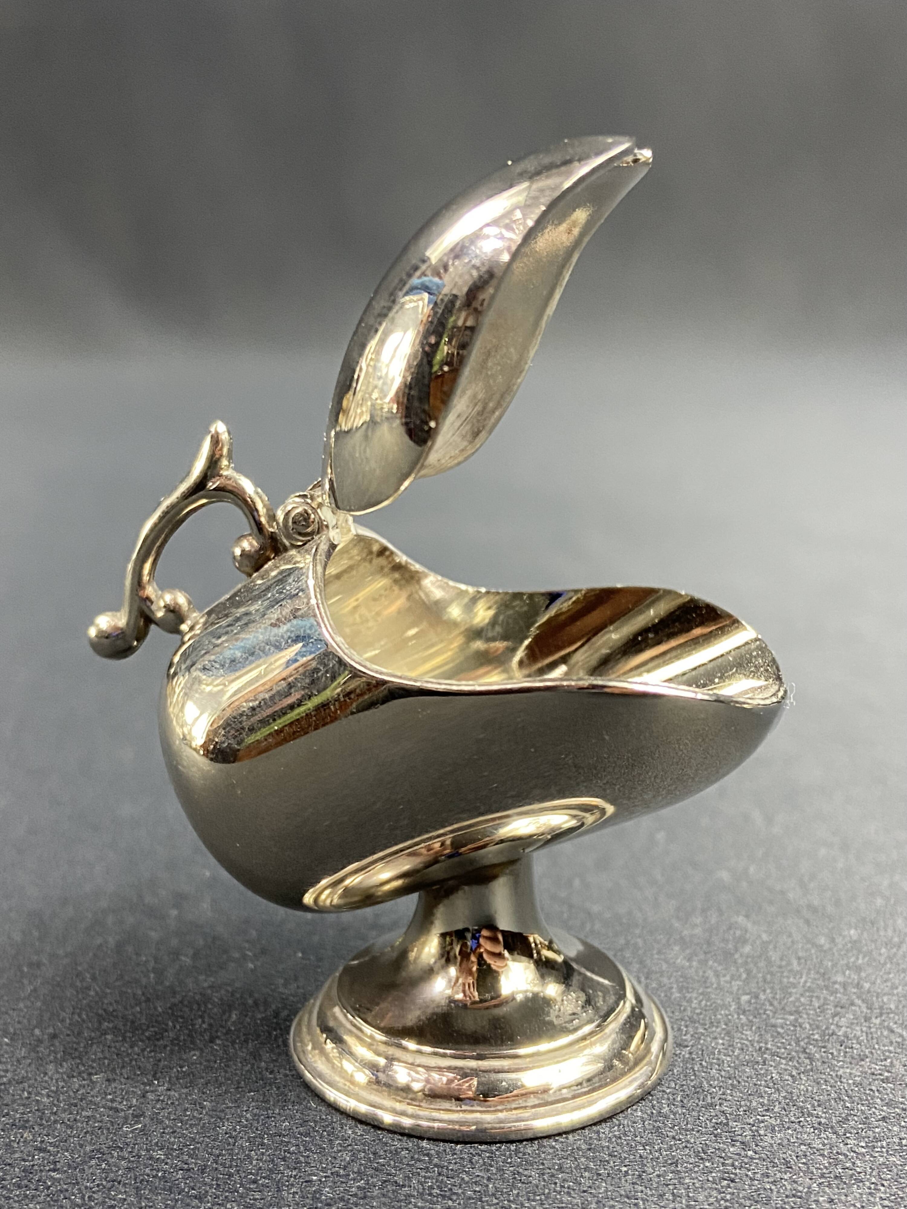 Individual ashtray with metal clasp