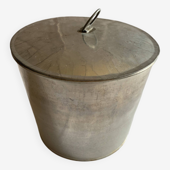 Metal casserole dish