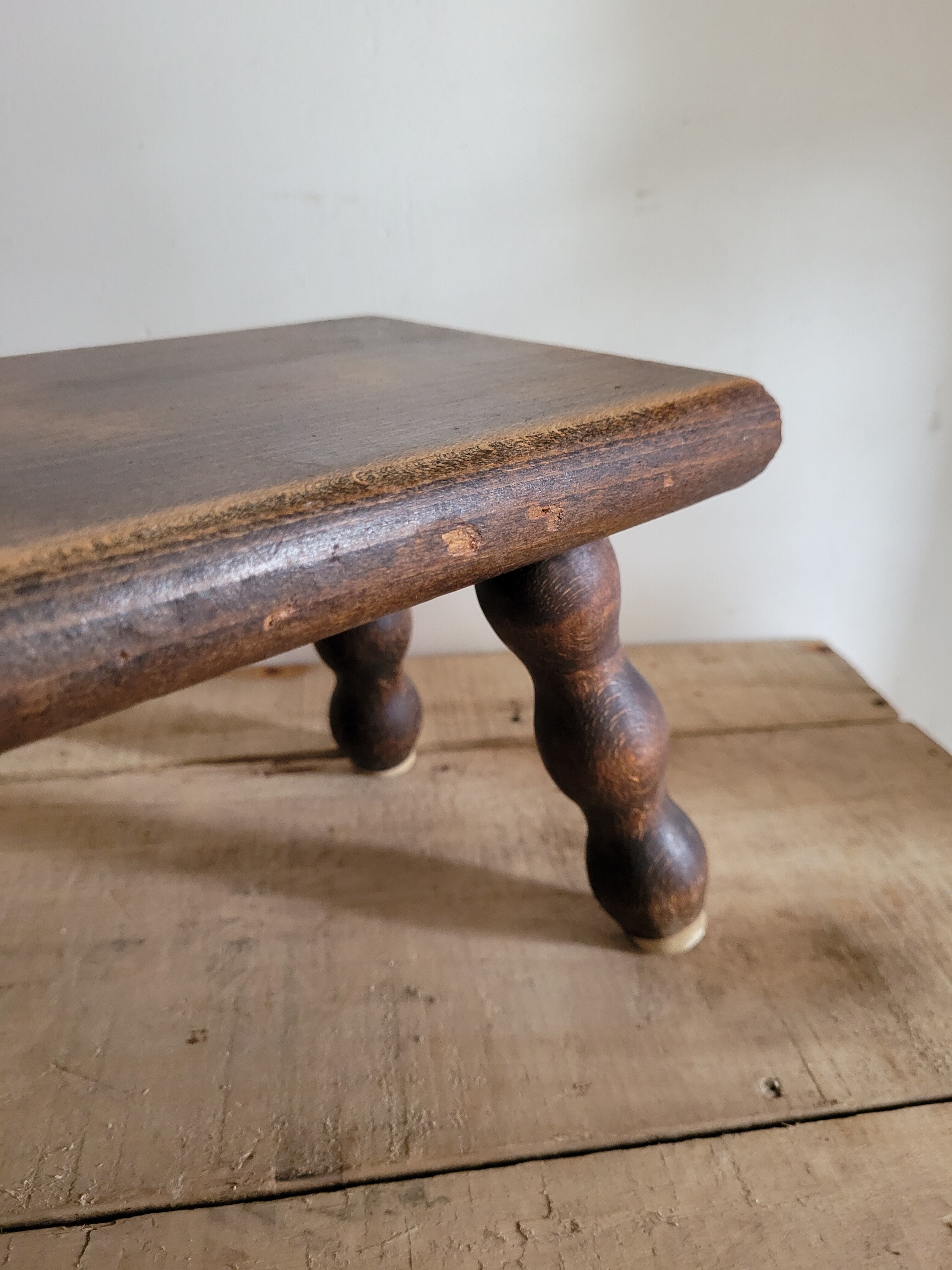 Tabouret avec pieds en bois tourné