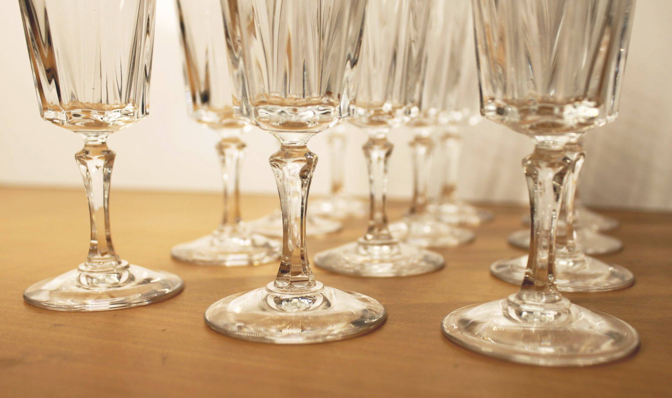 Set of 12 champagne flutes, “Versailles” model, Cristal d'Arques, 70's.