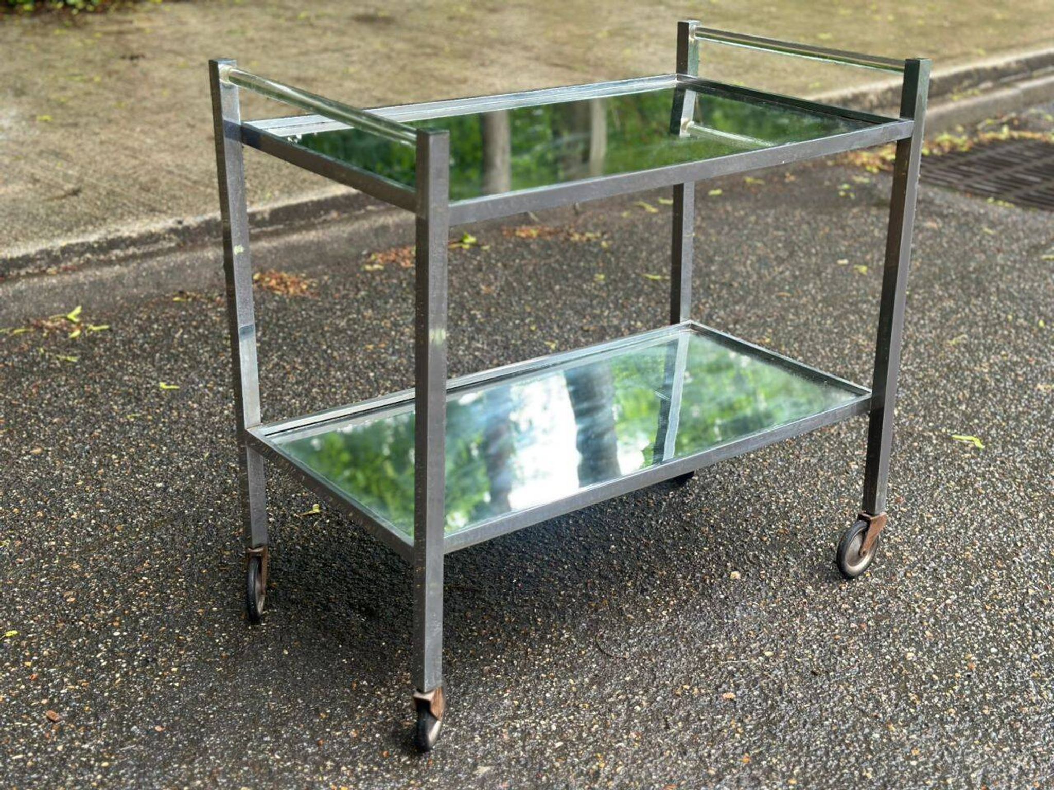 Vintage rolling bar from the 1970s in chrome metal and mirror.