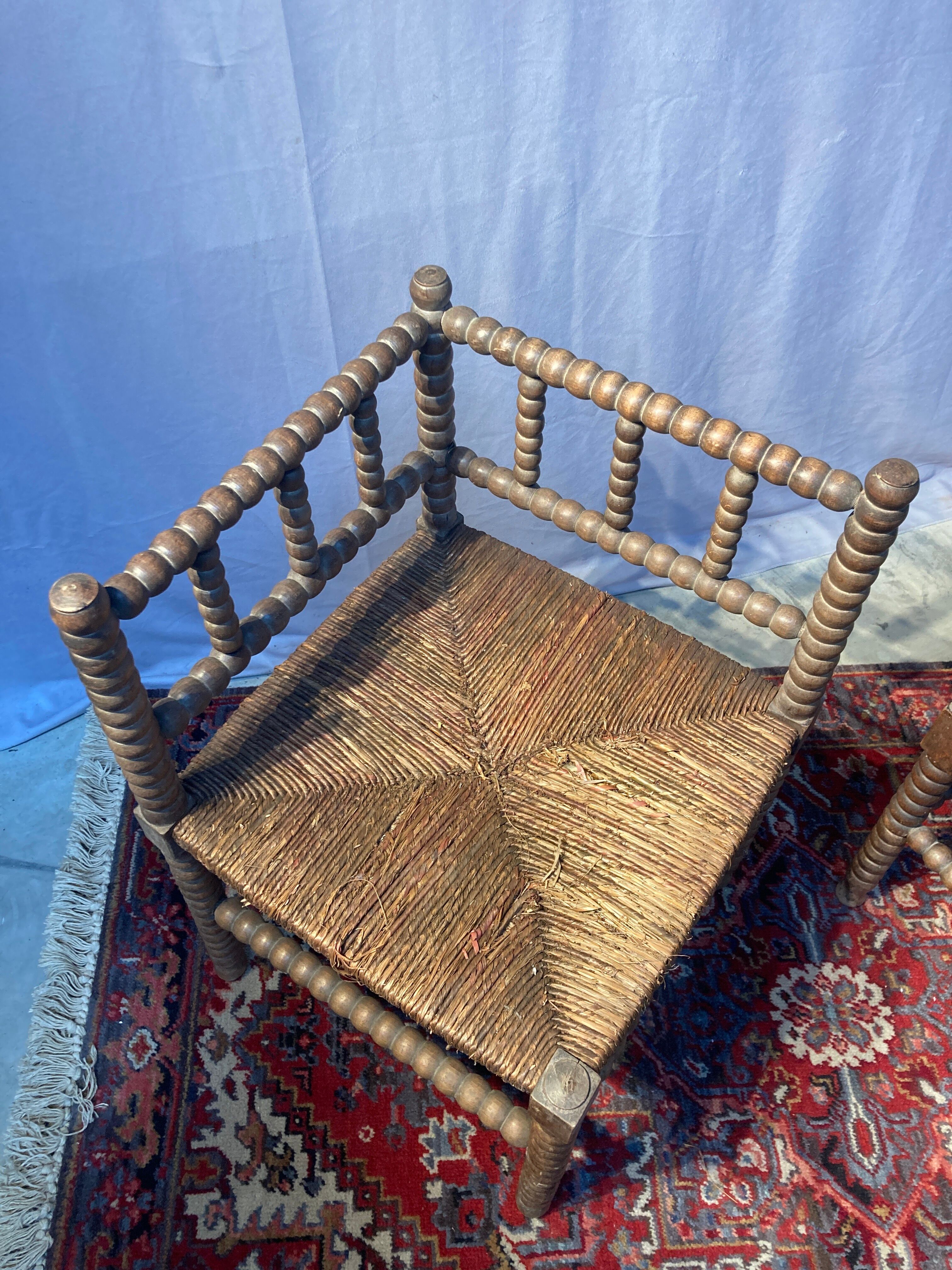 Duo de chaises de nourrice sculptées