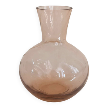 Carafe en verre rose