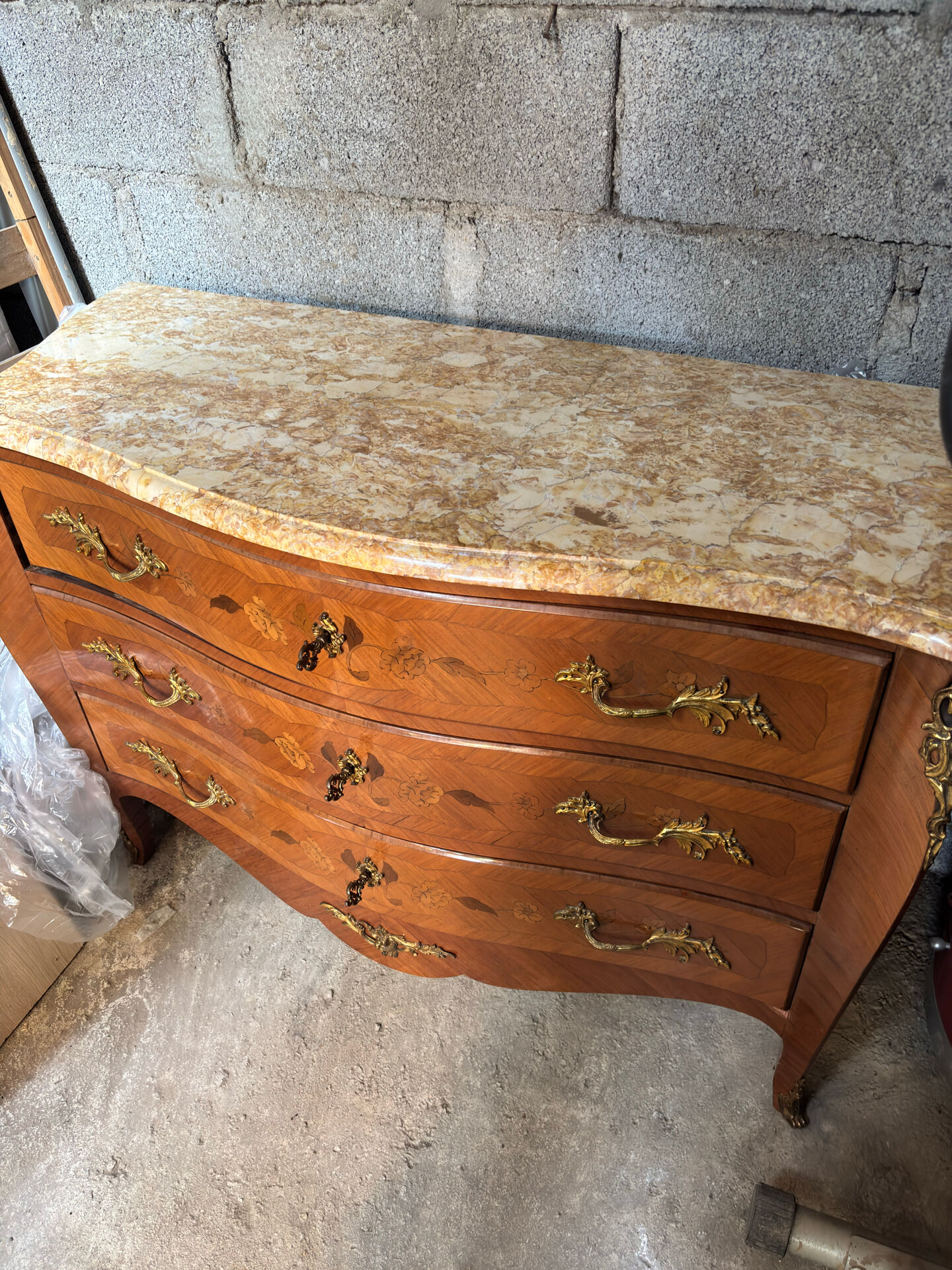 Striking chest of drawers
