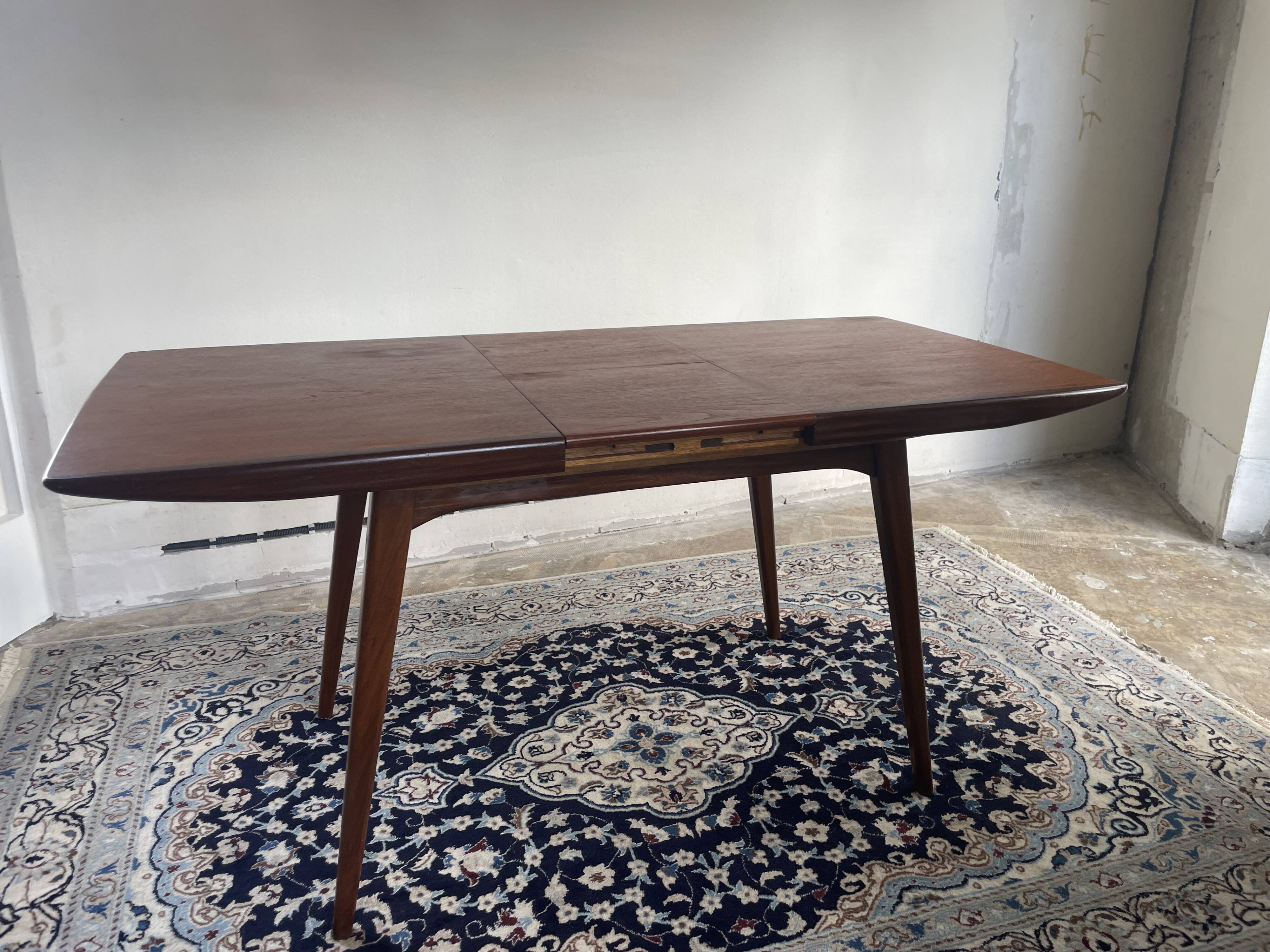 Milaan extendable dining table by Louis van Teeffelen for Wébé