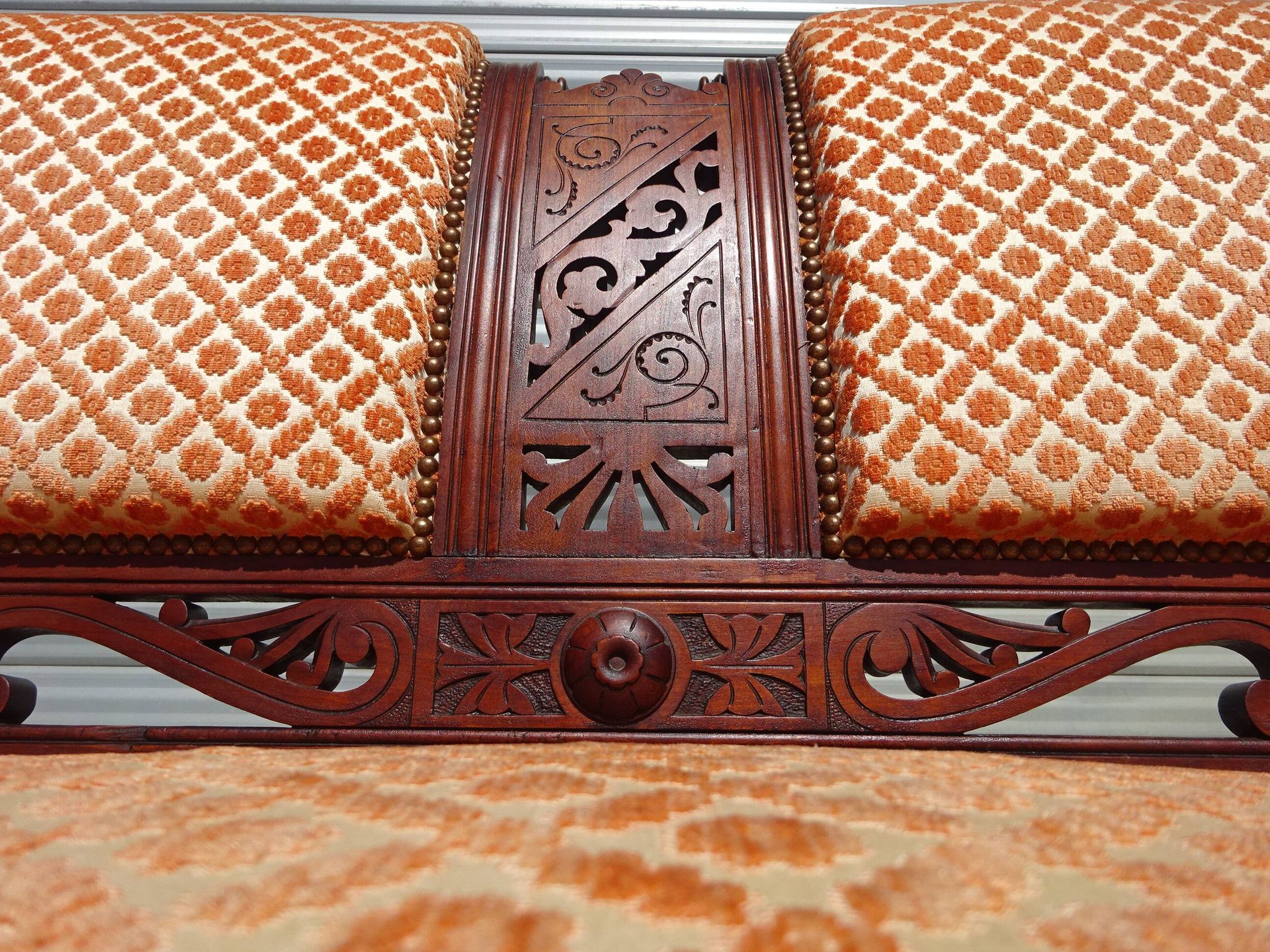 Ancienne banquette en bois et velours orange