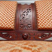 Ancienne banquette en bois et velours orange