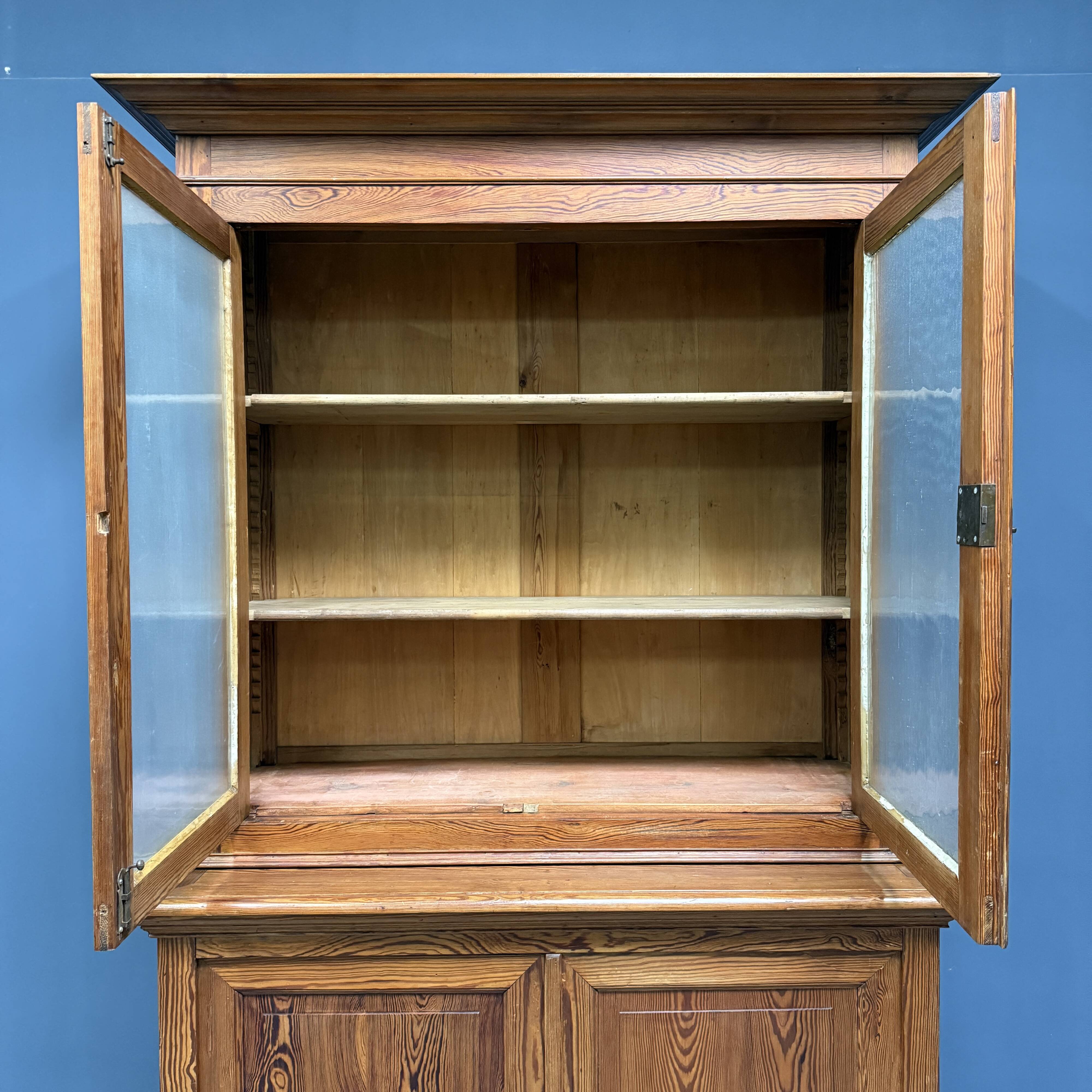 Armoire d'école en pin belge avec vitres nervurées