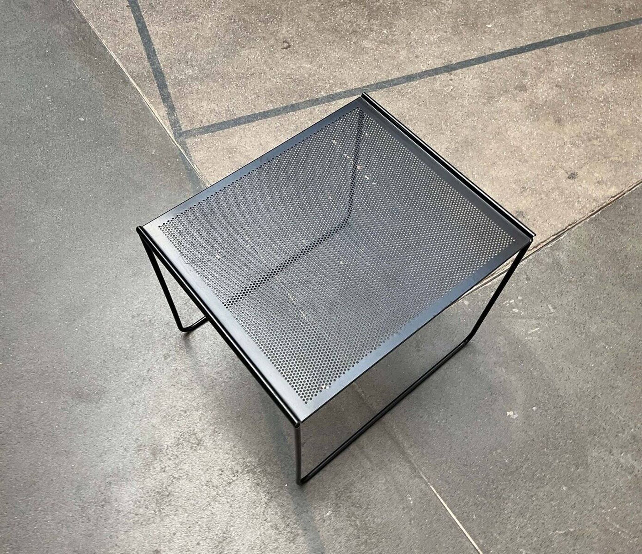Table d'appoint postmoderne en métal perforé Ikea, années 1980
