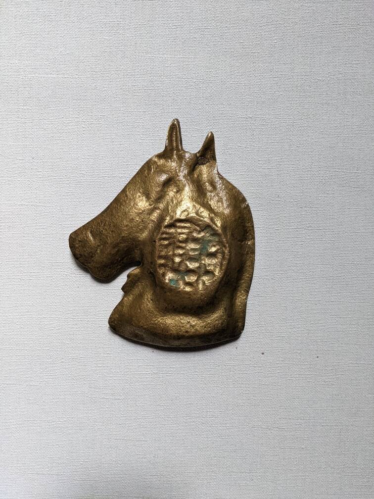 Bronze horse head pocket emptier, country decorative object