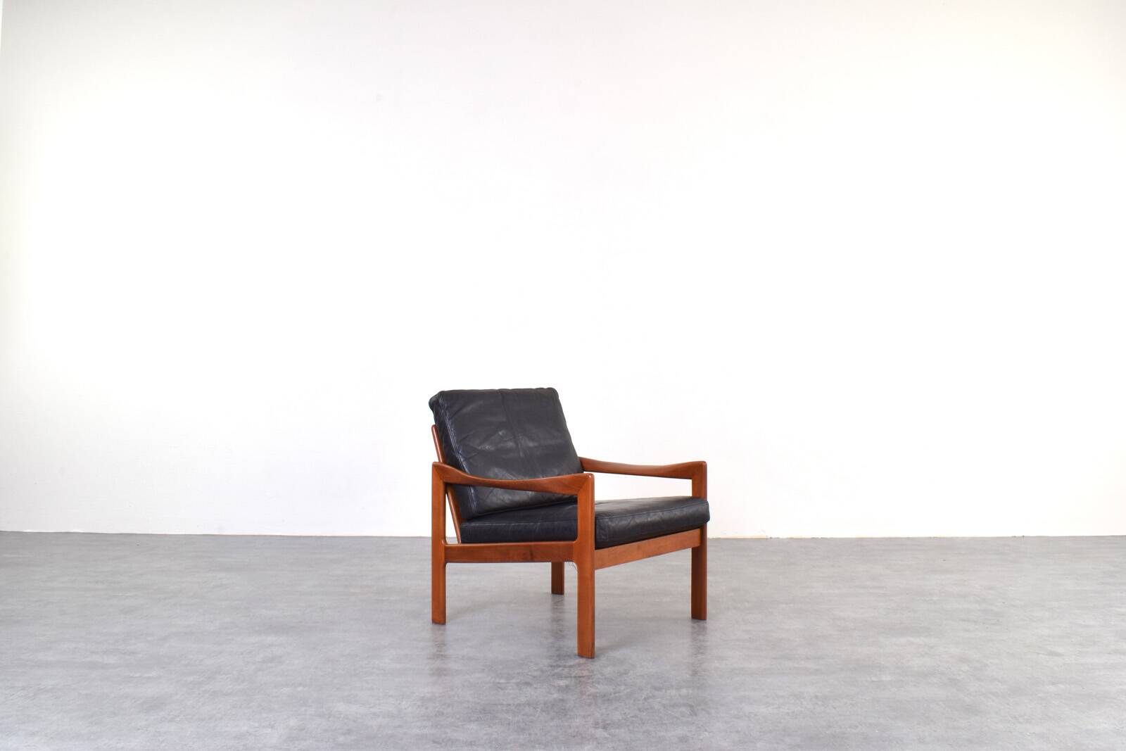 Fauteuil lounge vintage en teck par Illum Wikkelsø pour Niels Eilersen, 1960.