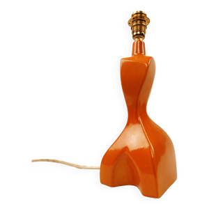 Pied de lampe évoquant un corps