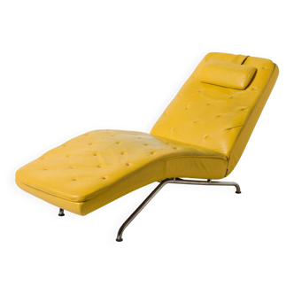 Mid Century / Modernist / Bauhaus Style  Chaise in yellow leather / chrome