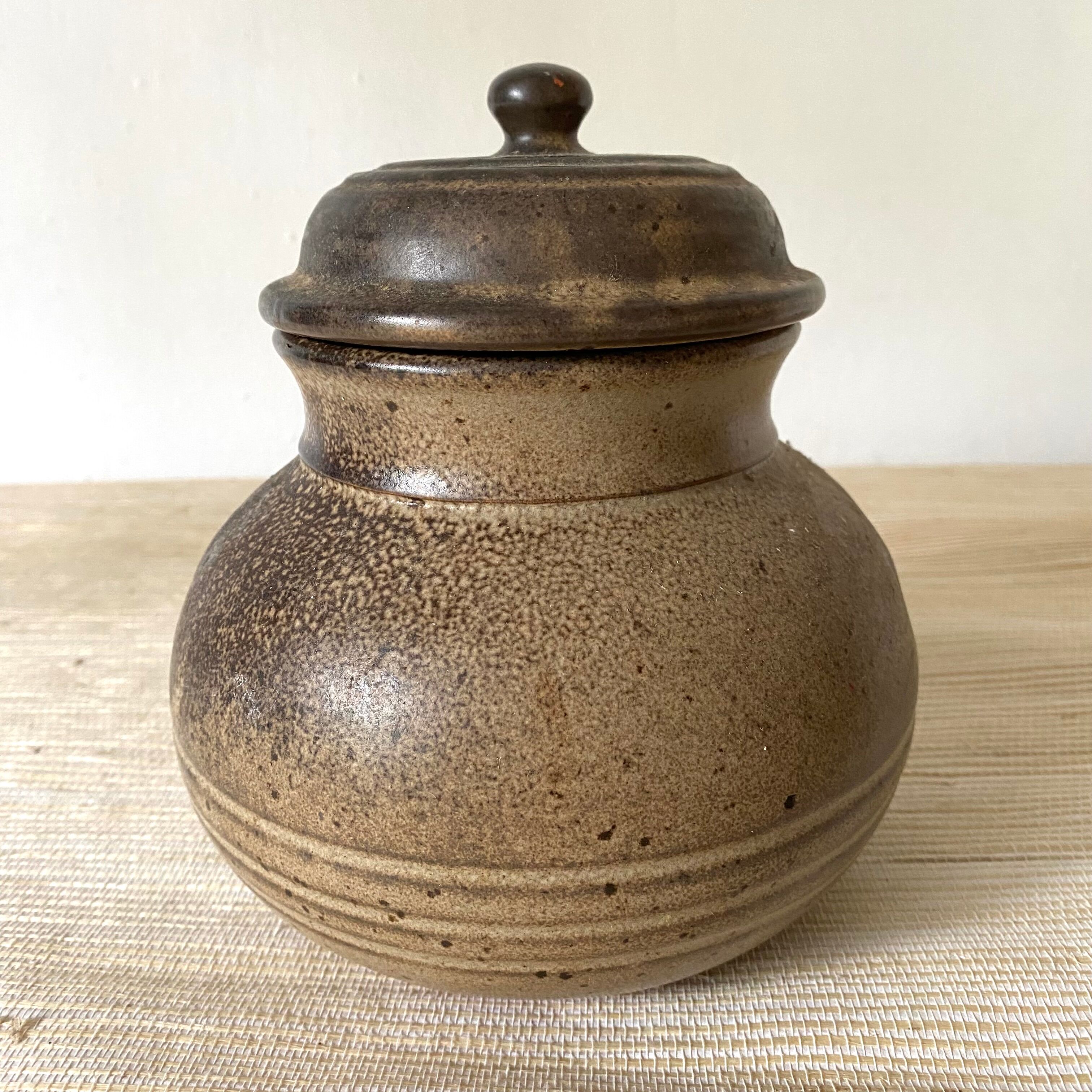 Stoneware pot for onions, garlic, shallots