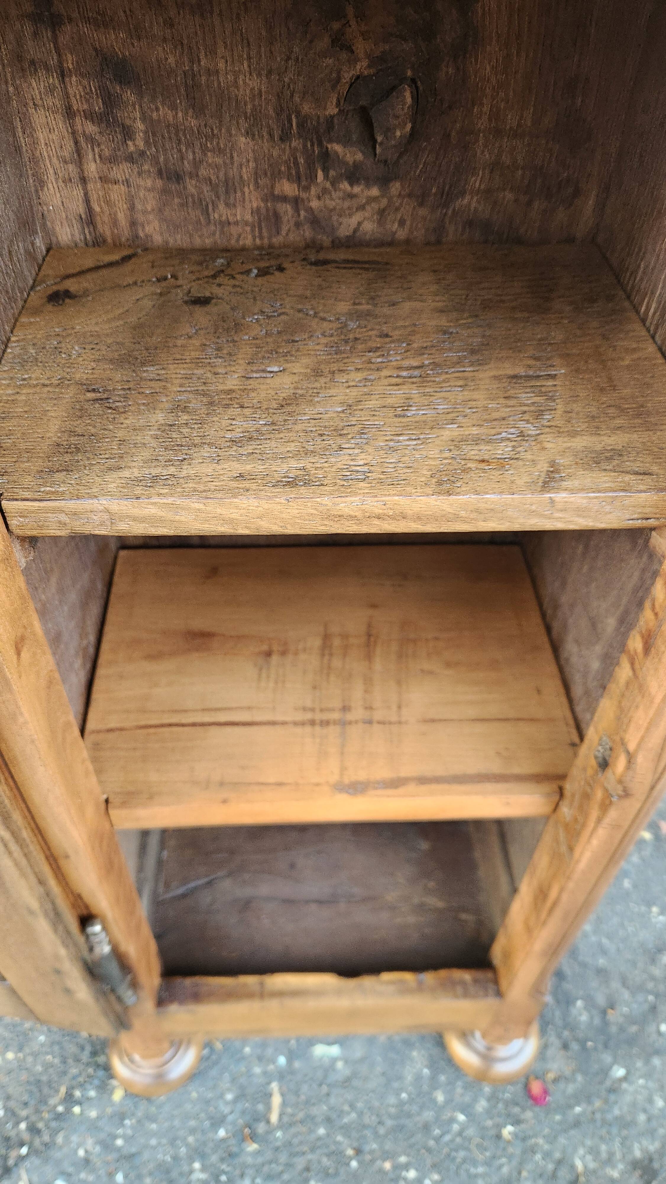 Charming column / pedestal in solid oak