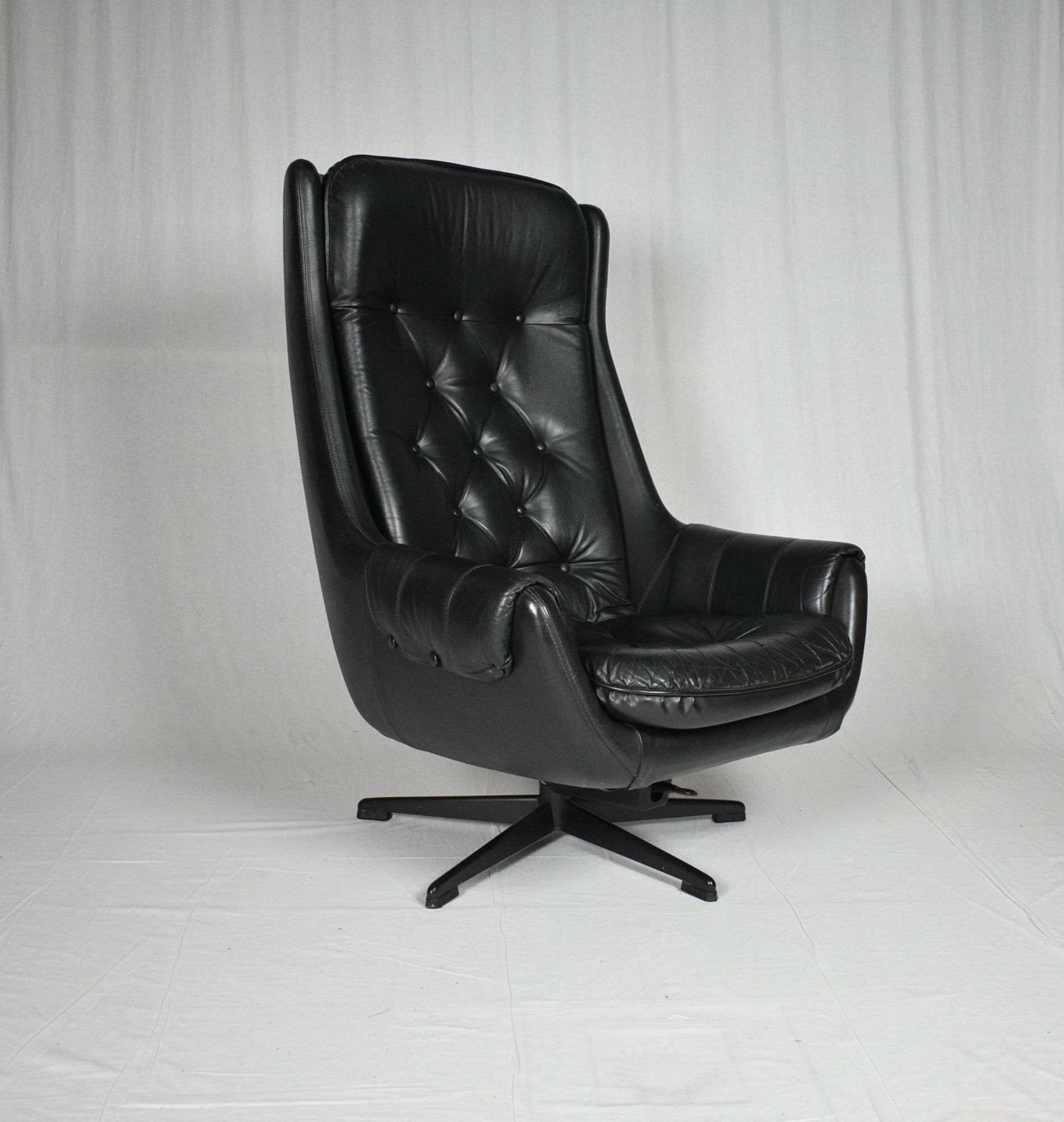 Design Scandinavian Leather Armchair / Lounge Chair by Peem, 1970´s.