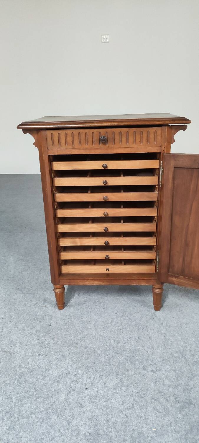 Jewelry cabinet