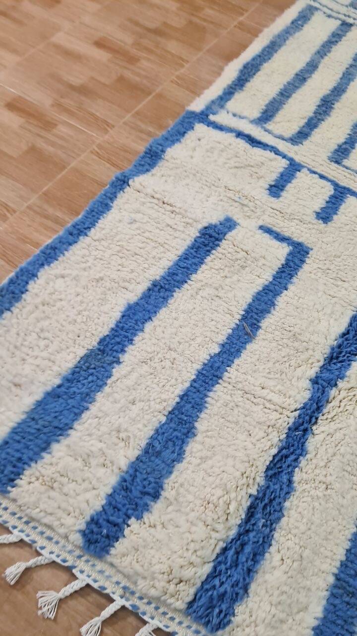 Tapis berbère Beni Ourain fait main au design minimaliste de lignes bleues – 250x150 cm