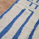 Tapis berbère Beni Ourain fait main au design minimaliste de lignes bleues – 250x150 cm