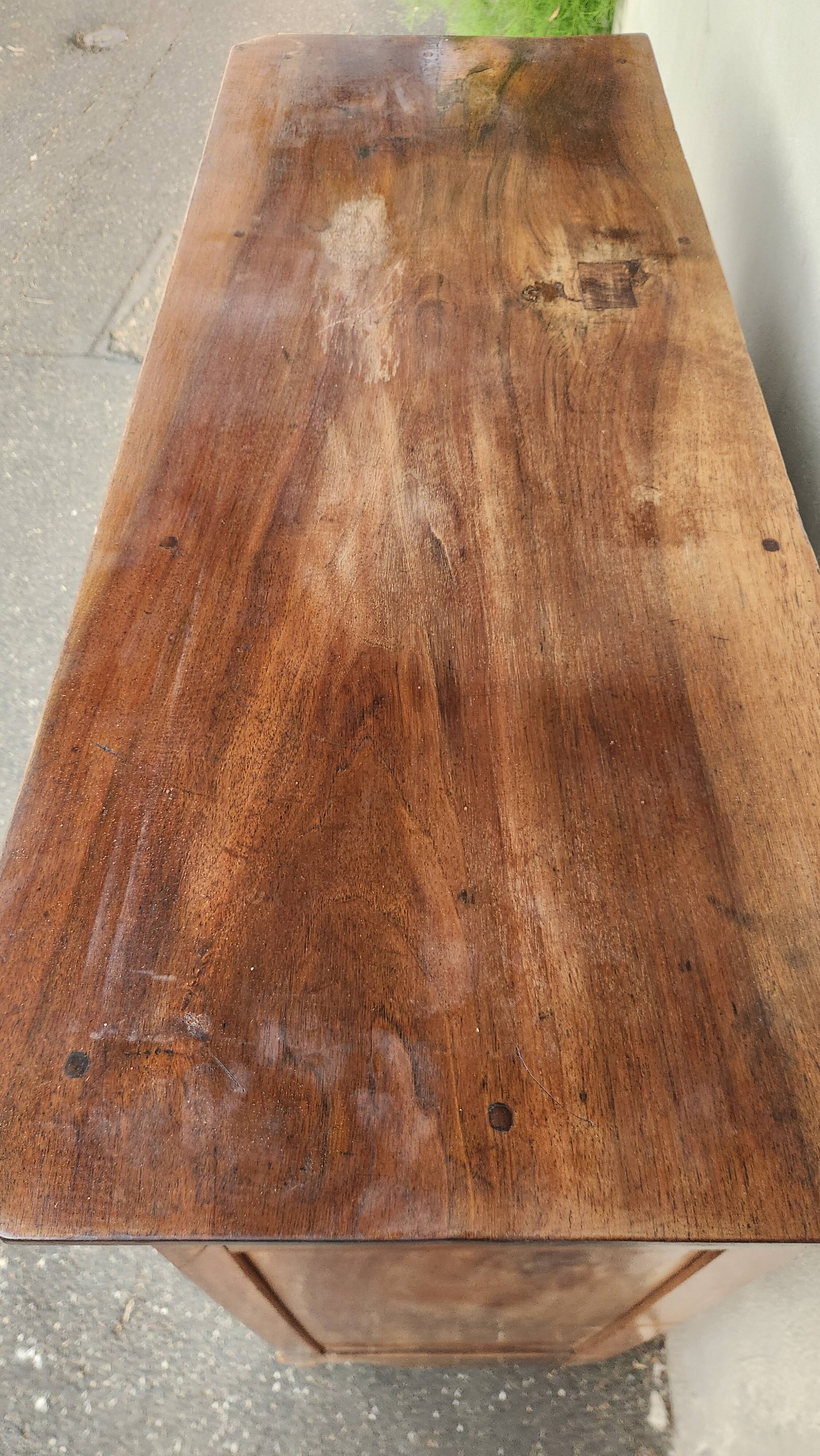 Buffet bas ancien en bois massif XVIII
