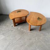 Tables basses en orme formant une goutte