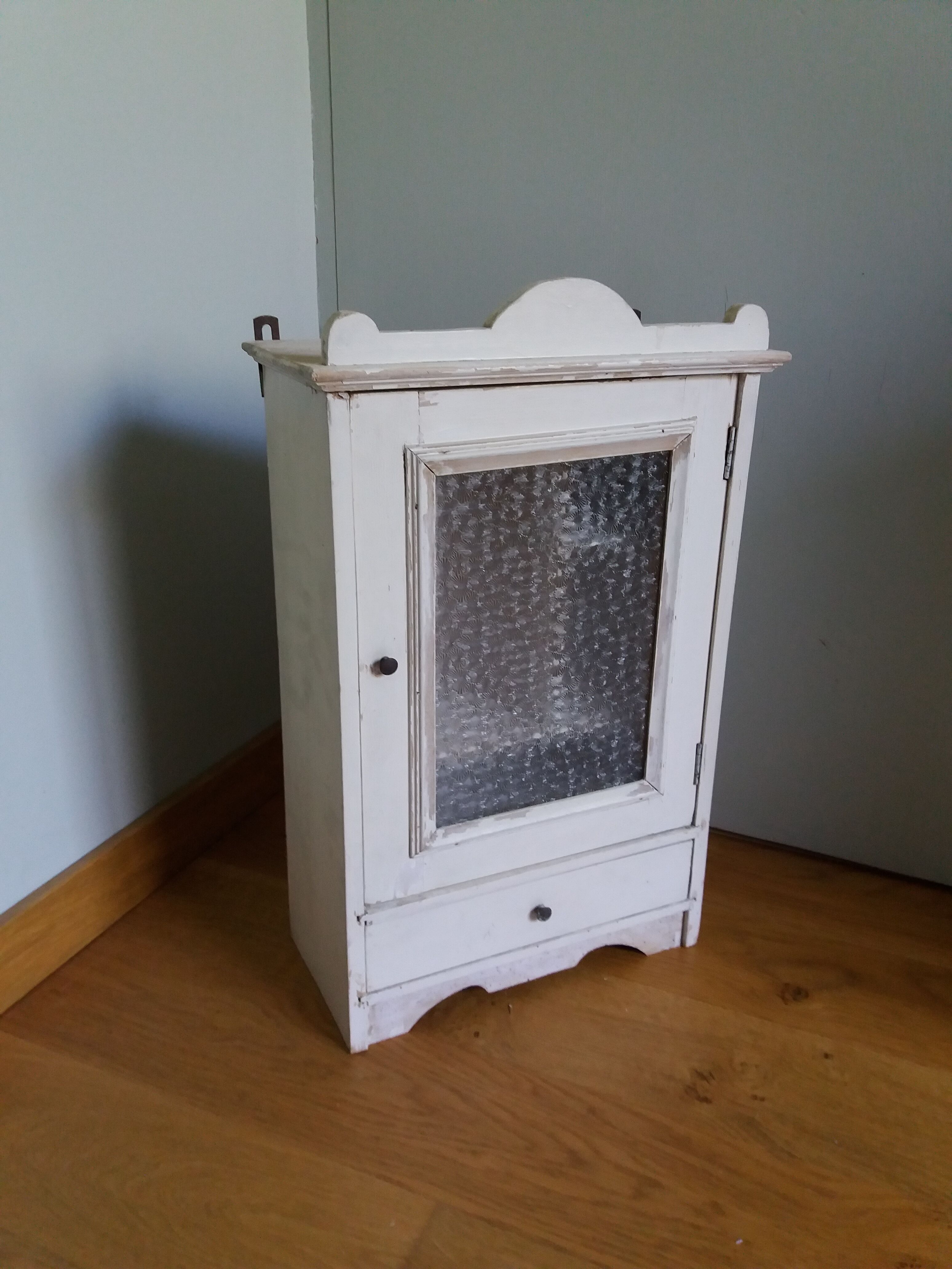 Medicine or toilet cabinet