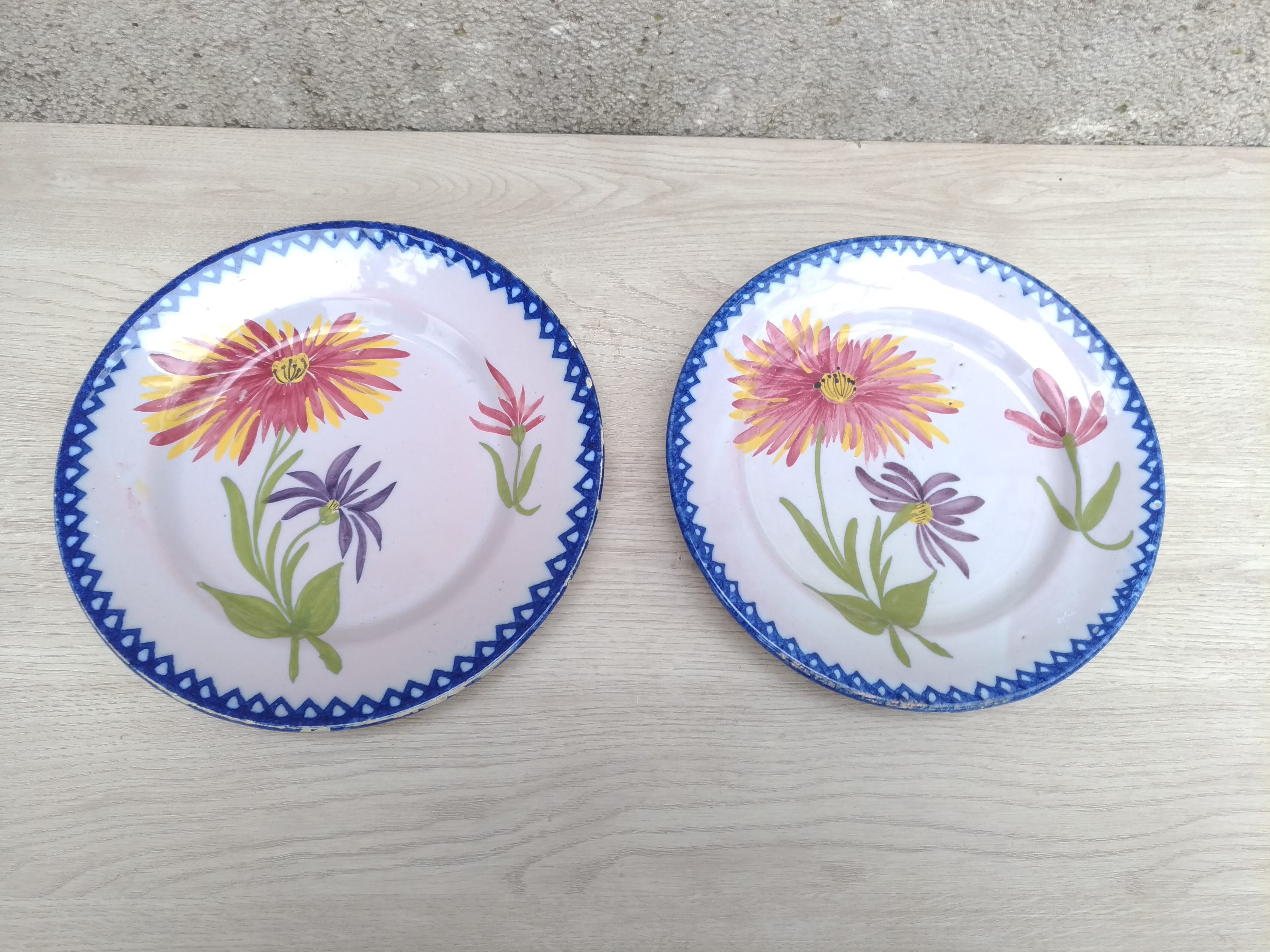 Porcelain plates with floral decoration
