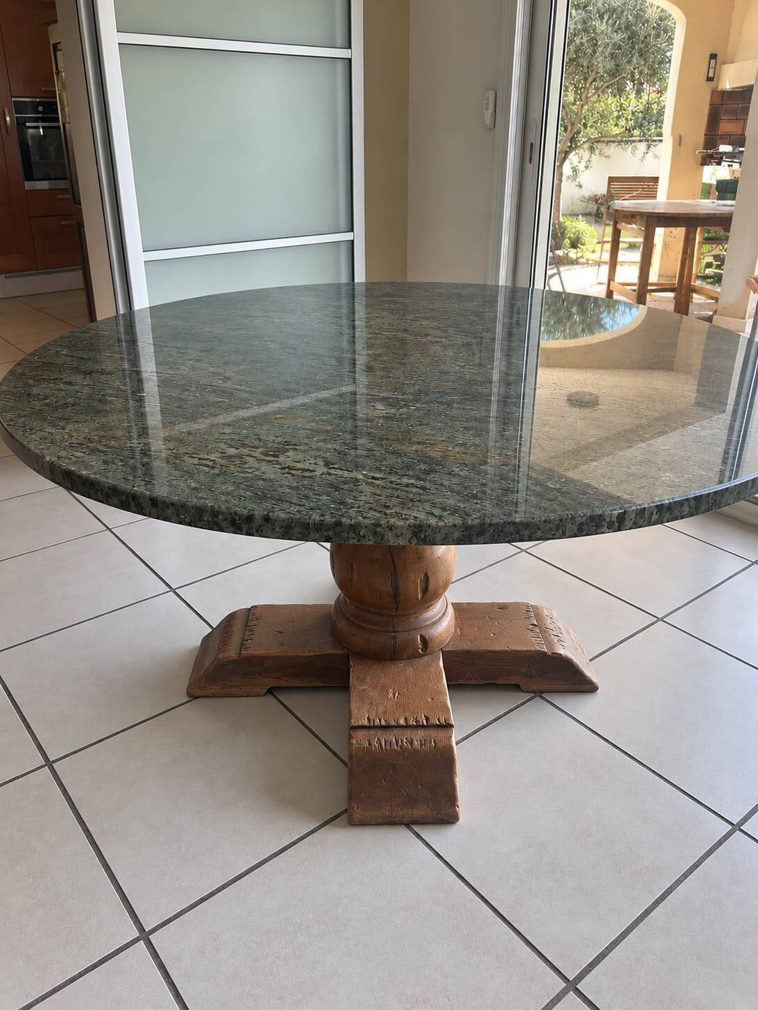 Round table in green Vosges granite and solid wood – Ø 140 cm