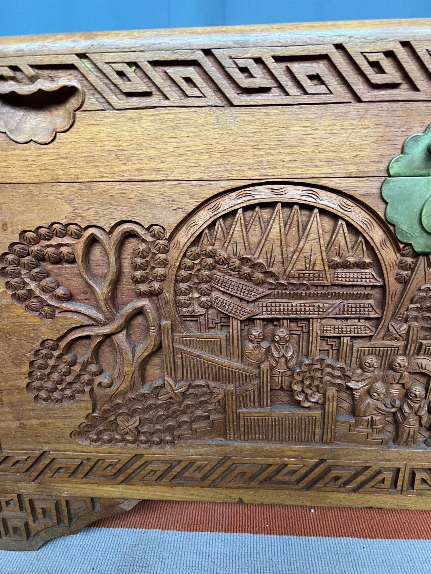 Coffre de camphre sculpté chinois