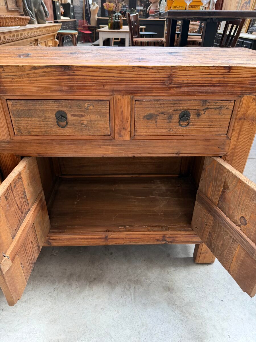 Buffet brutaliste en vieux sapin