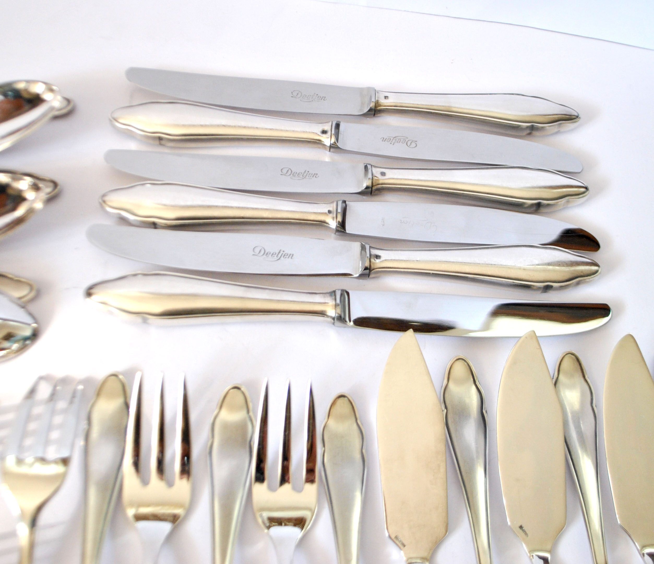 DEETJEN 30-piece modernist cutlery set with scalloped edges