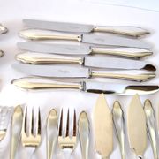 Ménagère 30 couverts de table modernistes en métal argenté chantourné DEETJEN