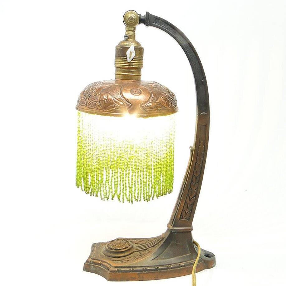 Lampe de table Art Nouveau avec motifs floraux, Autriche-Hongrie, années 1900.