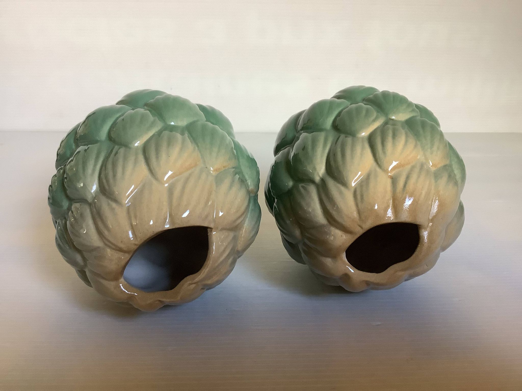 Paire de vases artichauts barbotine