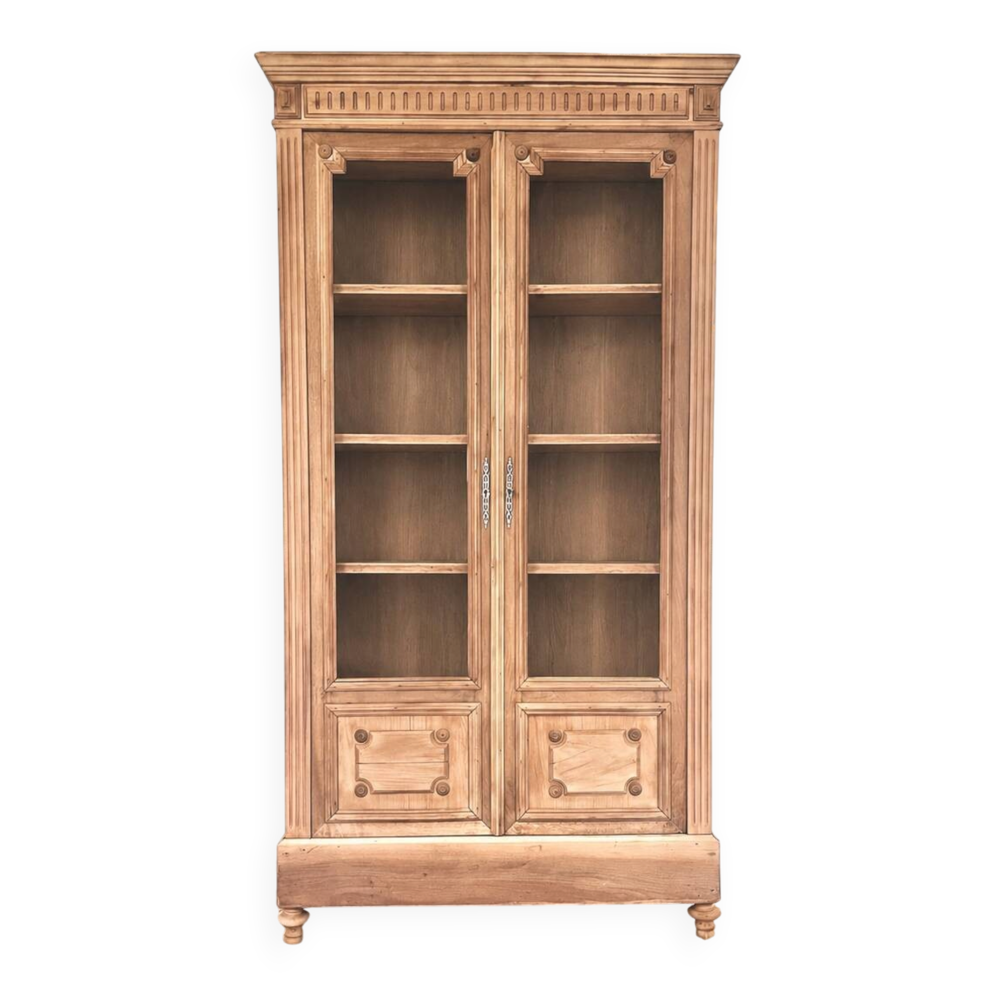 Glass cabinet from the early 20th century.