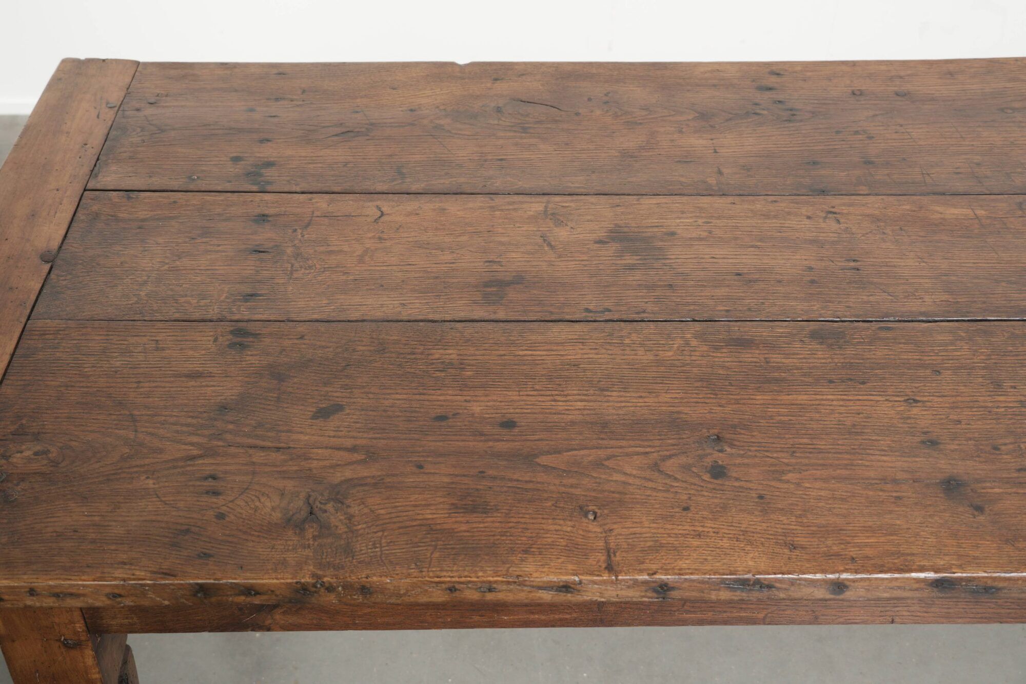 Antique oak table from the 19th century with a walnut top for 6 to 8 people