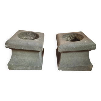 Paire d’anciens pots de jardin en pierre volcanique