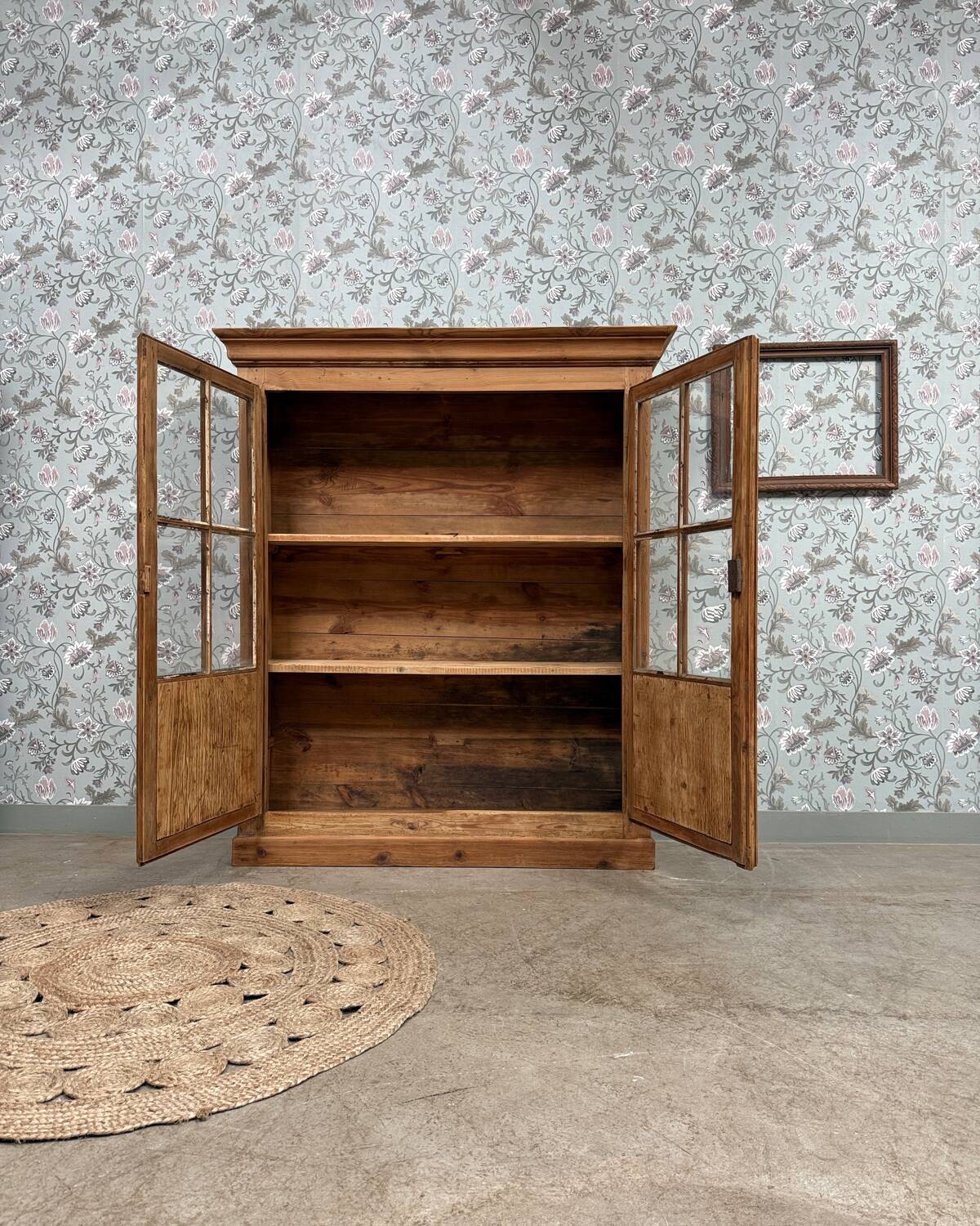 Chic display cabinet in pine (renovated)