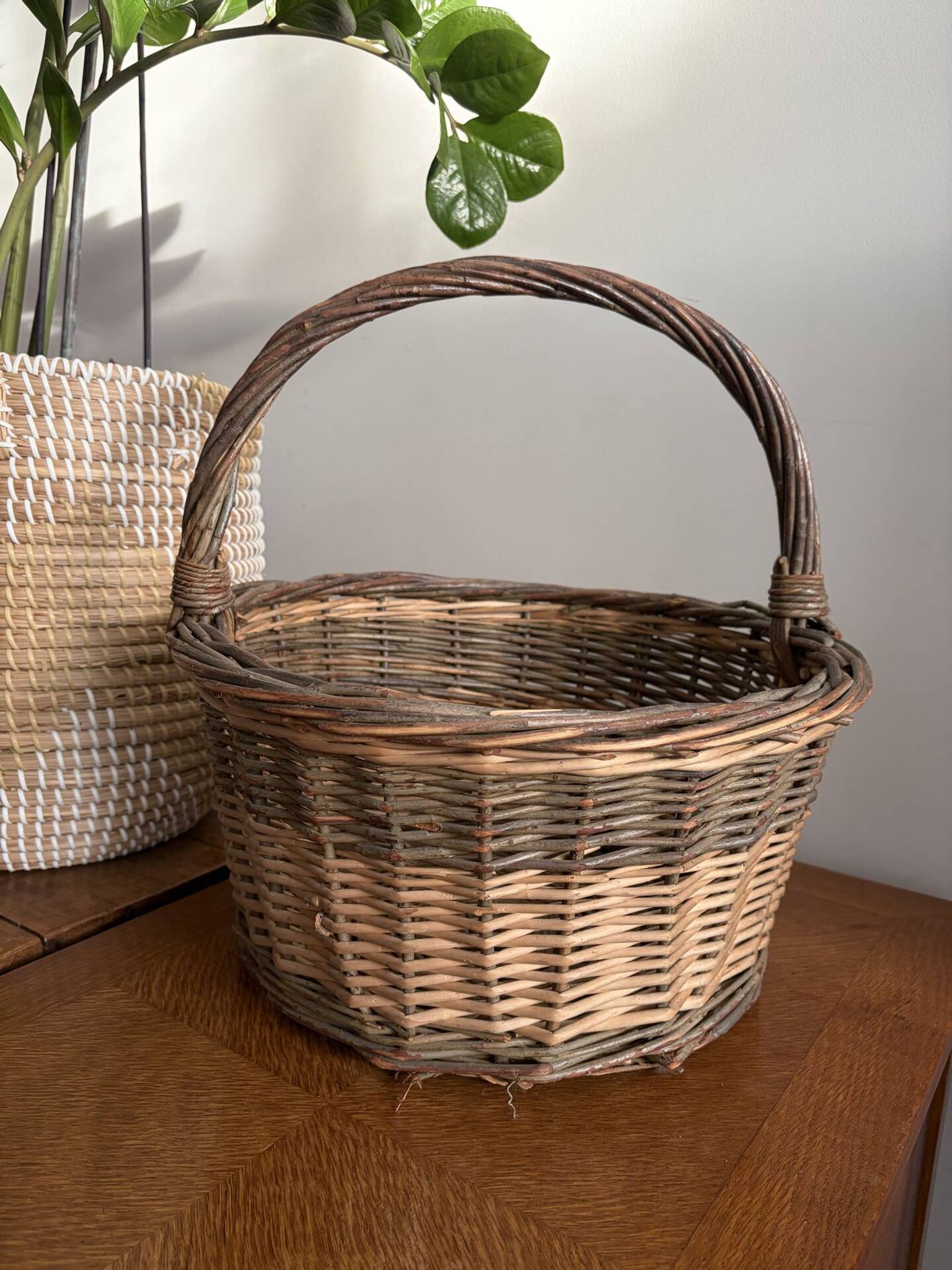 Panier osier tressé vintage , grande anse